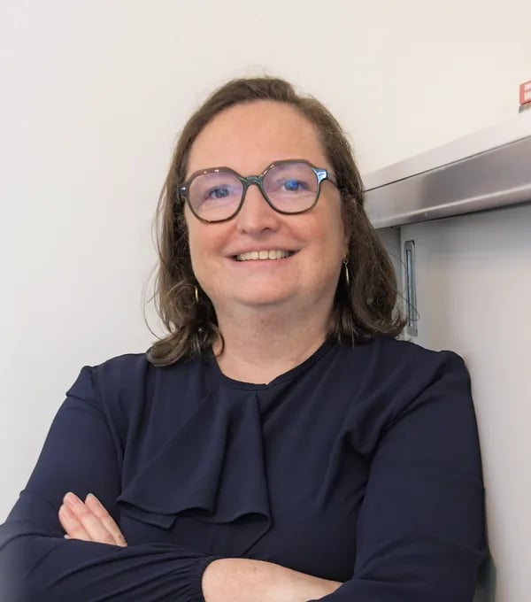 Elfriede Neels lacht met de armen gekruist
