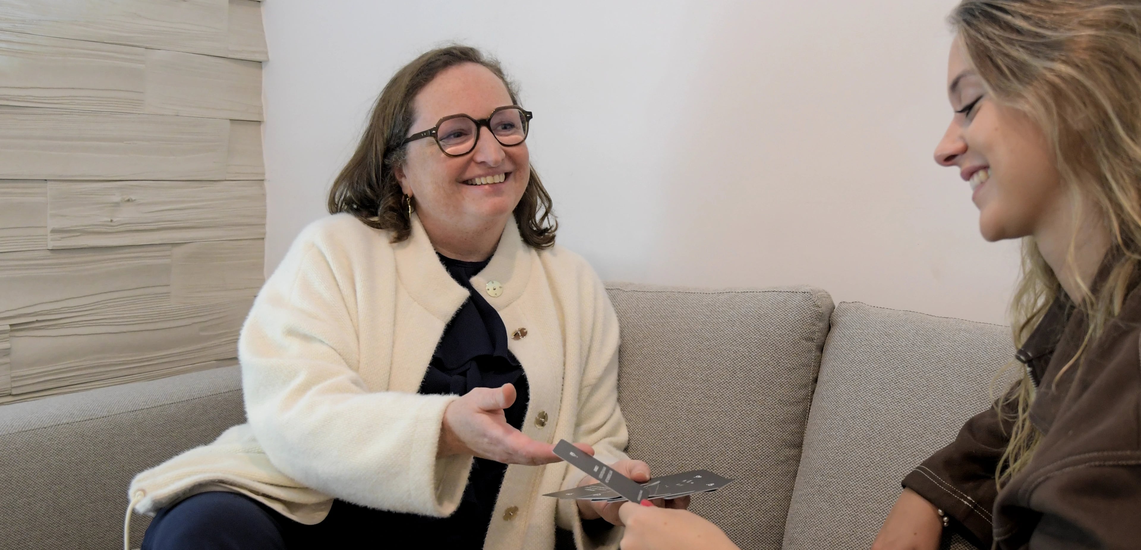 Elfriede Neels in gesprek met een coachee in haar praktijk
